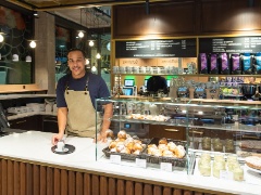 TA_Liestal_Barista-Bar_mit_Barista_2160x1215px_desktop